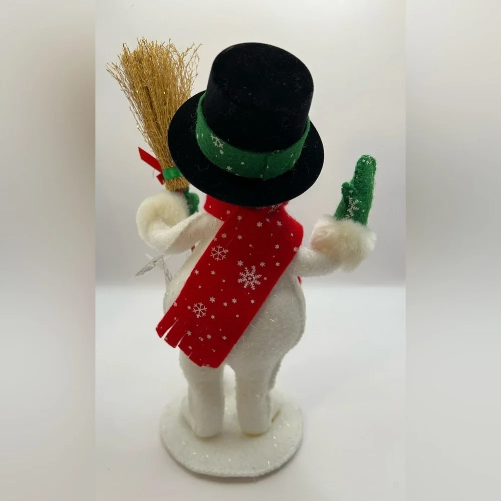 Annalee Classic Christmas Snowman with broom. 2007. Holiday